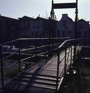 DIA_GF_1172 De Kippenbrug over de Maarlandse haven, op de achtergrond de huizen langs het Maarland Noordzijde; ca. 1970
