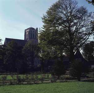 DIA_GF_1173 De St. Catharijnekerk, gezien vanaf het Asylplein; ca. 1970