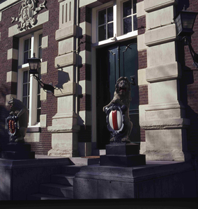 DIA_GF_1175 De deur in het hoofdgebouw van het Asyl voor Oude en Gebrekkige Zeelieden; ca. 1970
