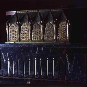 DIA_GF_1210 Schrijn met relieken van de Martelaren van Gorcum; ca. 1970