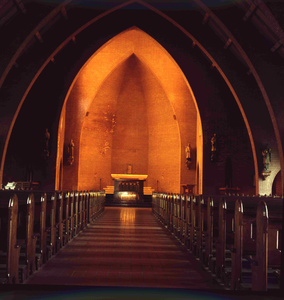 DIA_GF_1212 Interieur van de Bedevaartskerk: het altaar; ca. 1970