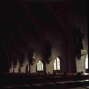 DIA_GF_1213 Interieur van de Bedevaartskerk: beelden van de Martelaren van Gorcum; ca. 1970
