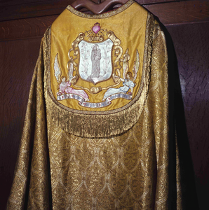 DIA_GF_1216 Kazuifel van de priester met borduursels van de Martelaren van Gorcum; ca. 1970