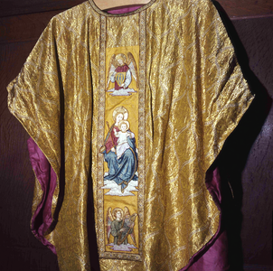 DIA_GF_1217 Kazuifel van de priester met borduursels van de Martelaren van Gorcum; ca. 1970