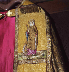 DIA_GF_1220 Kazuifel van de priester met borduursels van de Martelaren van Gorcum; ca. 1970