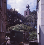 DIA_GF_1222 Toren van Oostvoorne tussen huizen aan het Kerkplein door; 18 juli 1974