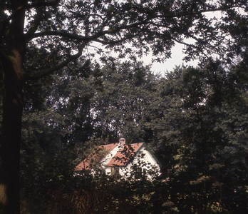 DIA_GF_1228 Typisch Oostvoorne! Een wit 'boeltje' in of dichtbij de Duinen; 6 augustus 1974