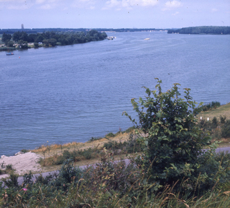 DIA_GF_1238 Het Brielse Meer (vroeger de Brielse Maas) vanaf de Brielse Brug; 21 juli 1975