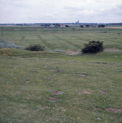 DIA_GF_1241 Vanaf het Stenen Baken in de richting van Den Briel (weilanden bij de Katteweg); 21 juli 1975