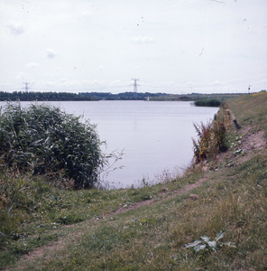 DIA_GF_1242 De Brielse Maasdam, waarmee in 1950 de Brielse Maas werd afgesloten van de zee; 21 juli 1975