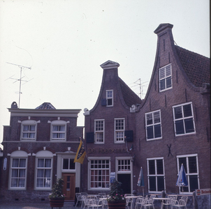 DIA_GF_1247 Hoekhuizen met halsgevels aan het marktplein in Heenvliet; 2 september 1975