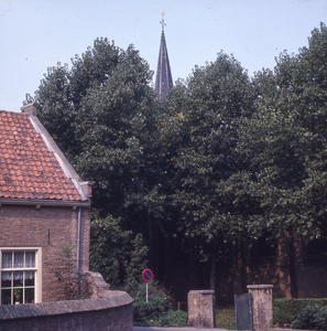 DIA_GF_1248 Vanaf het marktplein in de richting van de kerk van Heenvliet; 2 september 1975