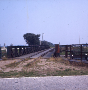 DIA_GF_1257 De oude trambrug over het Kanaal door Voorne; 2 september 1975