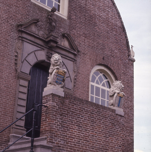 DIA_GF_1264 De stenen leeuwen op de muur van het bordes van het raadhuis van Geervliet; 28 juli 1976