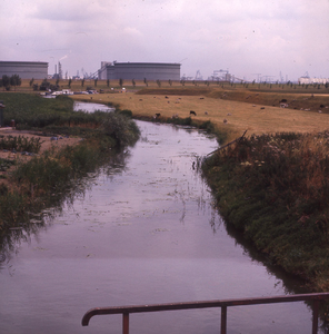 DIA_GF_1265 Restant van de Bernisse vanaf de afdamming (Toldijk) in de richting van het Hartelkanaal; 28 juli 1976