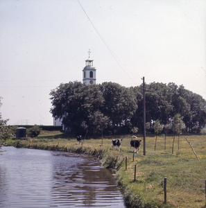 DIA_GF_1302 De kerk van Simonshaven vanaf een van de polderwegen buiten het dorp; 4 juli 1977