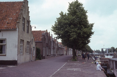 DIA_GF_1314 Huizen langs het Maarland NZ, bij het straatje (Witte de Withstraat) naar de Langepoort; 19 juli 1977