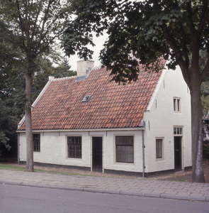 DIA_GF_1319 Het huis van ‘Kiddus en Dofie’ achter de kerk. Dofie was een bijnaam voor Jan van der Hoek, een broer van ...