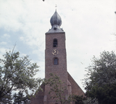 DIA_GF_1320 De kerk van Oostvoorne gezien vanuit het plantsoentje dat aangelegd is op de plaats waar vroeger de tuin ...