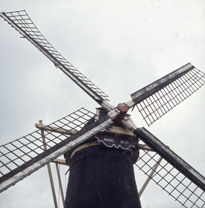 DIA_GF_1323 De wieken van de korenmolen van Oostvoorne; 26 juli 1977
