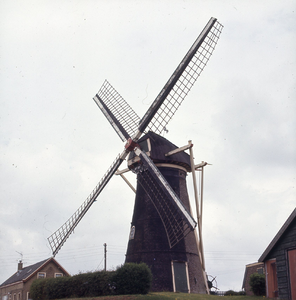 DIA_GF_1324 De korenmolen van Oostvoorne; 26 juli 1977