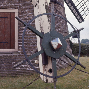 DIA_GF_1325 Het verstelwiel van de korenmolen van Oostvoorne; 26 juli 1977