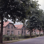 DIA_GF_1328 De huizen van de 'Volkshuisvesting' aan de Zandweg, gezien vanaf de Duinzoom; 26 juli 1977
