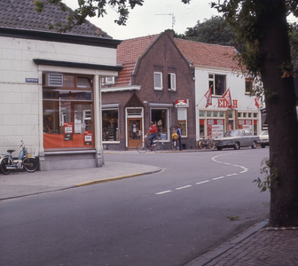 DIA_GF_1331 De slagerij van Van Beelen (links) was vroeger een schoolgebouw. Mijn grootouders woonden er schuin ...
