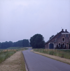 DIA_GF_1385 Huize Elizabeth langs de Rijswaardsedijk. Bij de landinrichting is de weg een stukje verlegd, waardoor deze ...