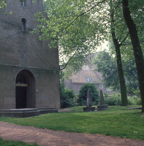 DIA_GF_1406 Voor de kerk van Heenvliet liggen oude graven bedekt met grafstenen; 6 juni 1980