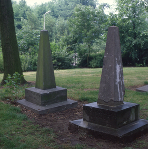DIA_GF_1407 Voor de kerk van Heenvliet liggen oude graven bedekt met grafstenen; 6 juni 1980