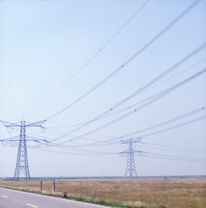 DIA_GF_1423 De hoogspanningsleiding op de Maasvlakte met de afbuiging naar de Elektriciteitscentrale; 25 juli 1980