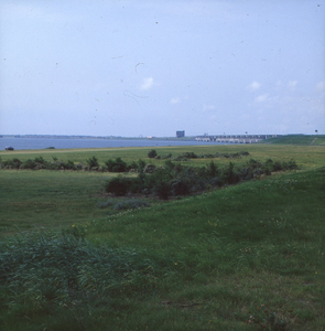 DIA_GF_1426 De Haringvlietdam vanaf Voorne; 8 augustus 1980