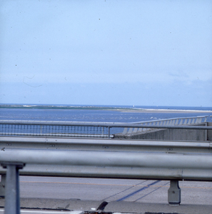 DIA_GF_1432 Vanaf de secundaire weg over de verkeersweg in de richting van de zee; 8 augustus 1980