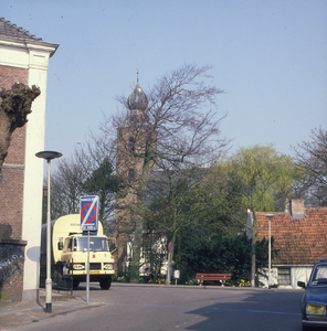 DIA_GF_1438 Vanaf de Burgemeester Letteweg in de richting van het Kerkplein. Links een stukje van de voormalige ...