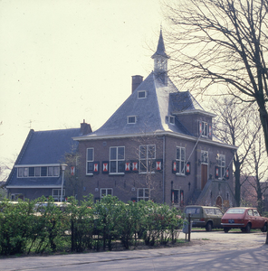 DIA_GF_1444 Het raadhuis van Oostvoorne, dat zoveel lijkt op het raadhuis van Halfweg; 10 april 1981