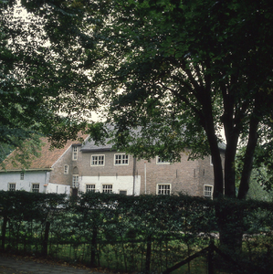 DIA_GF_1474 Op de hoek van de Hoflaan en de Zwartelaan staat het oudste huis van Oostvoorne, 'Overburch’ genaamd ; 20 ...