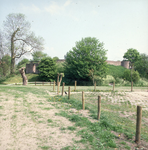 DIA_GF_1497 De burcht van Oostvoorne, ook wel Jacobaburcht, met op de voorgrond de Hofweide; 18 mei 1984