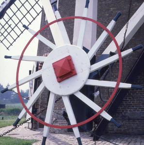 DIA_GF_1509 Het stelwiel van de molen van Goedereede; 10 juli 1984