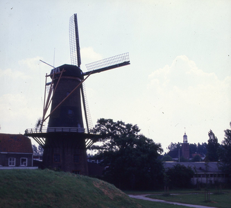 DIA_GF_1518 De molen van Hellevoetsluis; 12 juli 1984