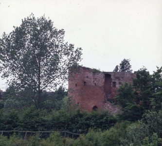 DIA_GF_1526 De (gerestaureerde) overblijfselen van het kasteel Ravestein te Heenvliet; 27 juli 1984