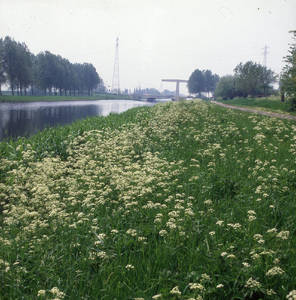 DIA_GF_1532 Langs het Voorns Kanaal vanaf de dam bij Heenvliet in de richting van de nieuwe Kanaalbrug; 21 mei 1985