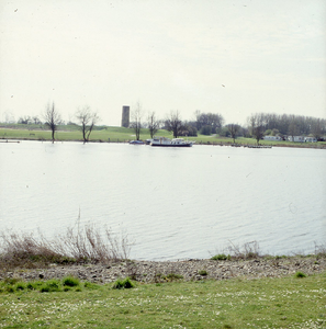 DIA_GF_1579 Het Brielse Meer vanaf Rozenburg. Aan de overkant het Stenen Baken; 29 maart 1989