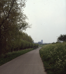 DIA_GF_1581 Weg vanaf de Brielse Maasroute tussen de polder Klein Oosterland en het sportterrein in de richting van Den ...