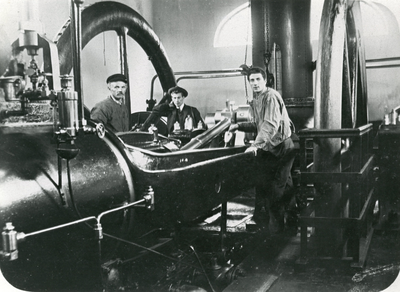 AB_GEMEENLANDSEDIJKNOORD_013 Het gemaal van de polder Abbenbroek. Links de machinist Leendert van Pelt; ca. 1910