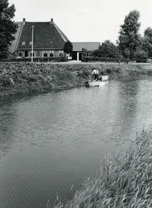 AB_HAASDIJK_002 Kanten maaien. Op de achtergrond de boerderij Biggestein; ca. 1985