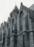 AB_KERKPLEIN_002 De Dorpskerk van Abbenbroek uit de vijftiende eeuw, met ingang tot het kerkhof; 30 mei 1969