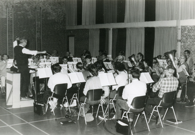 AB_KERKPLEIN_012 Muziekvereniging De kleine Trompetter repeteert in het Dorpshuis; 1984