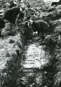 AB_KOMWEISINGEL_001 Opgraving van de fundamenten van de vroegere woontoren van Abbenbroek; 16 februari 1968