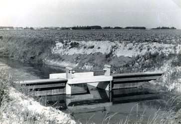 AB_OUDELANDSEDIJK_002 Stuw in een watering langs de Oudelandsedijk; ca. 1980